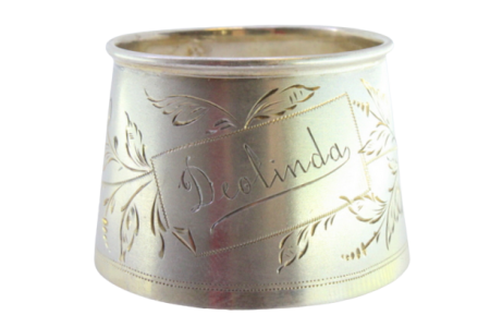 Argola de guardanapo em prata em forma de punho e relevada com motivos florais e duas aplicações relevadas